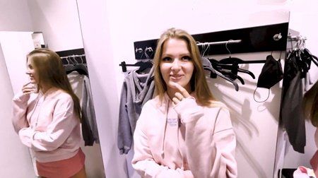 Насосала на новую кофточку прямо в раздевалке магазина