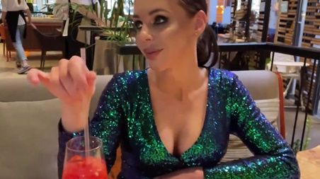 Пьяная шлюшка отблагодарила за коктейль минетом и трахом в туалете