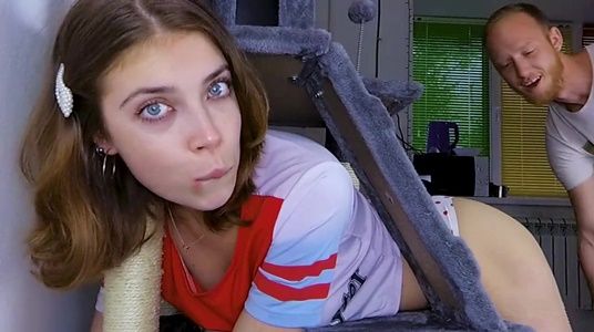 Сестра застряла в когтеточке, пришлось расплатиться с братом натурой