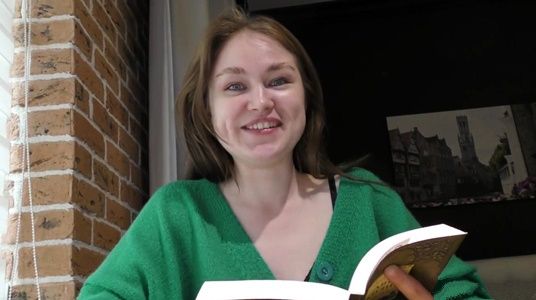 Отвлеклась от чтения книги на предложение секса