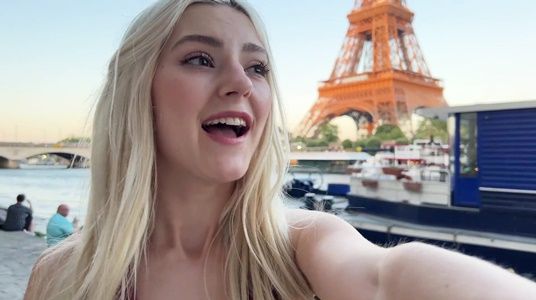 Eva Elfie на отдыхе в Париже, где подцепила незнакомца