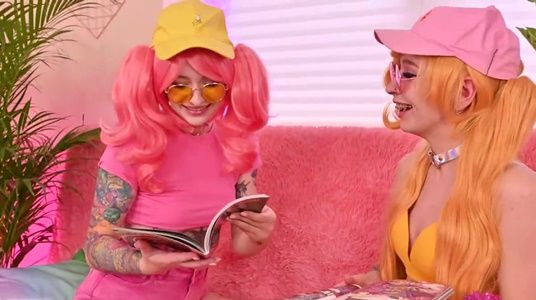 Две подружки вебмодели решили снять новый контент