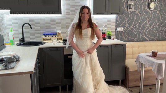 Невеста решила потренироваться делать минет перед свадьбой