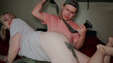 Строгий отчим возбудился и трахнул падчерицу, пока наказывал ее за беспорядок в доме