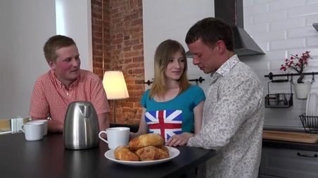 Ёбнутый на всю голову парень смотрит, как сосед ебет его девушку