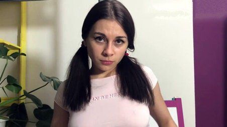 Бесстыжая дочь отвлекла отца от пасьянса и предложила потрахаться